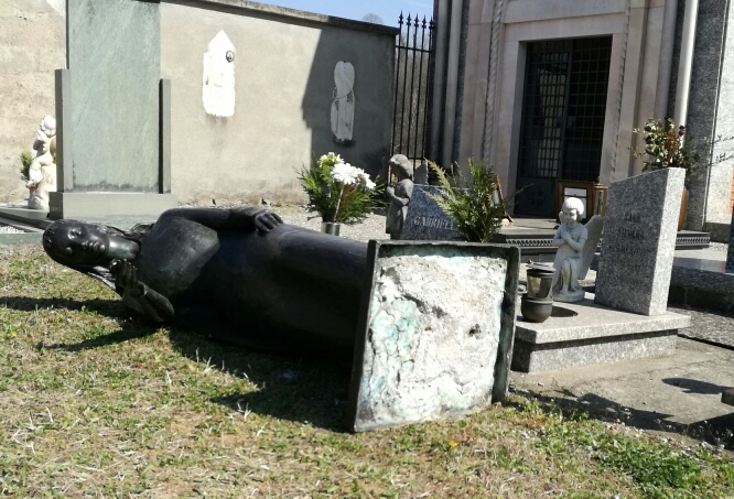 Depredate oltre venti tombe al cimitero