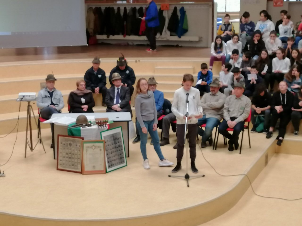 Gli Alpini di Monza premiano gli studenti di Cornate