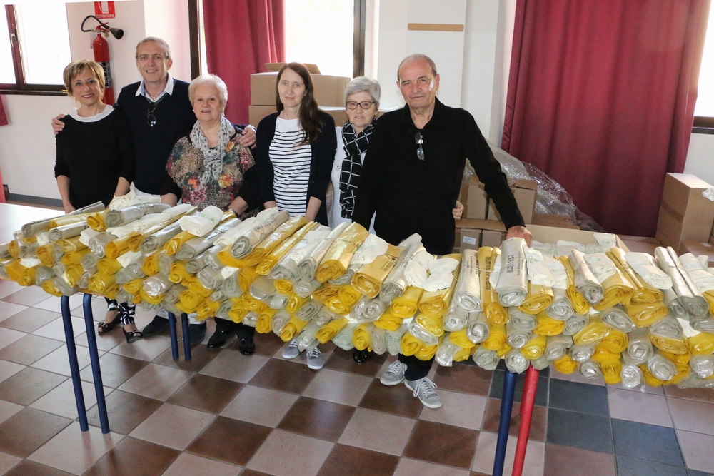 Assessori al bancone per distribuire i sacchi della differenziata a Trezzo sull’Adda FOTO