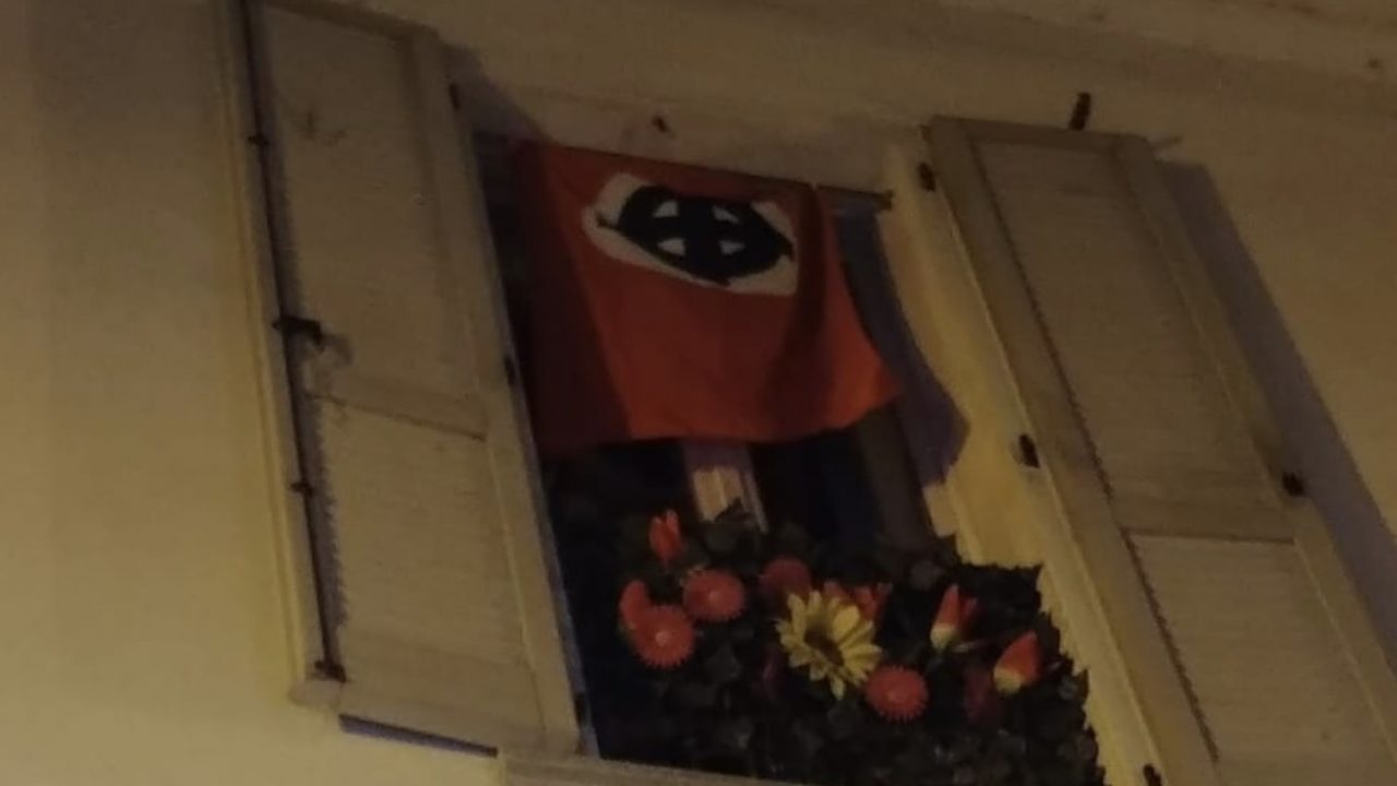 Una croce celtica nella via intitolata al martire del nazifascismo