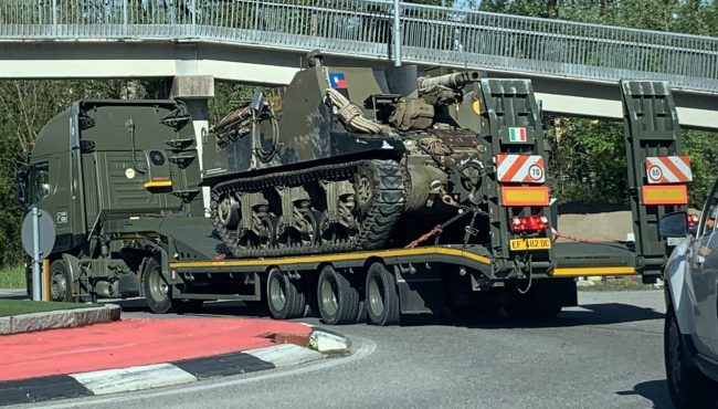 Un carro armato sulle strade di Nibionno FOTO