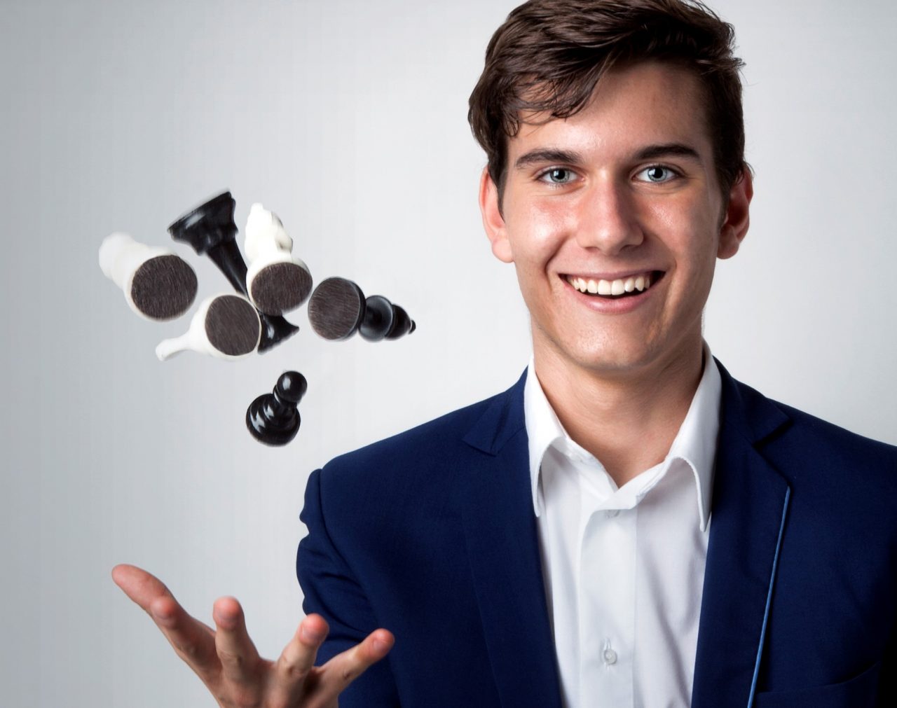 Luca, campione brianzolo di scacchi, sfida in simultanea 50 concorrenti