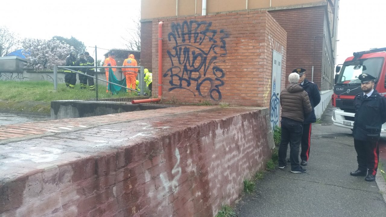 Si butta nel canale e muore, sfuggendo al marito