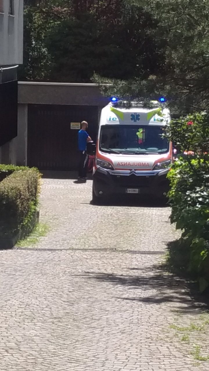 Centenario cade in giardino, lo salvano i vicini
