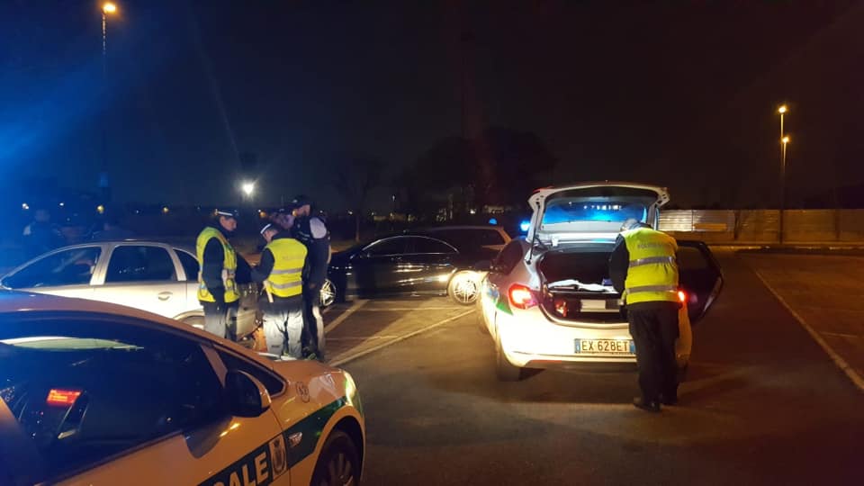 Prostitute e consumo di alcol: multe e dodici mini Daspo in una sera
