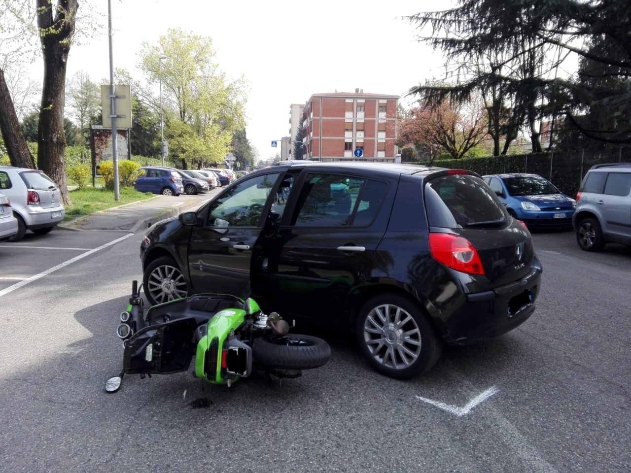 Tenta il sorpasso ma l’auto svolta, scooterista finisce all’ospedale