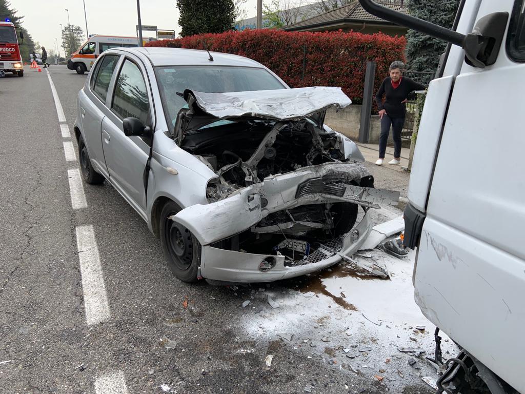 Frontale tra auto e furgone, una 64enne in pericolo di vita FOTO