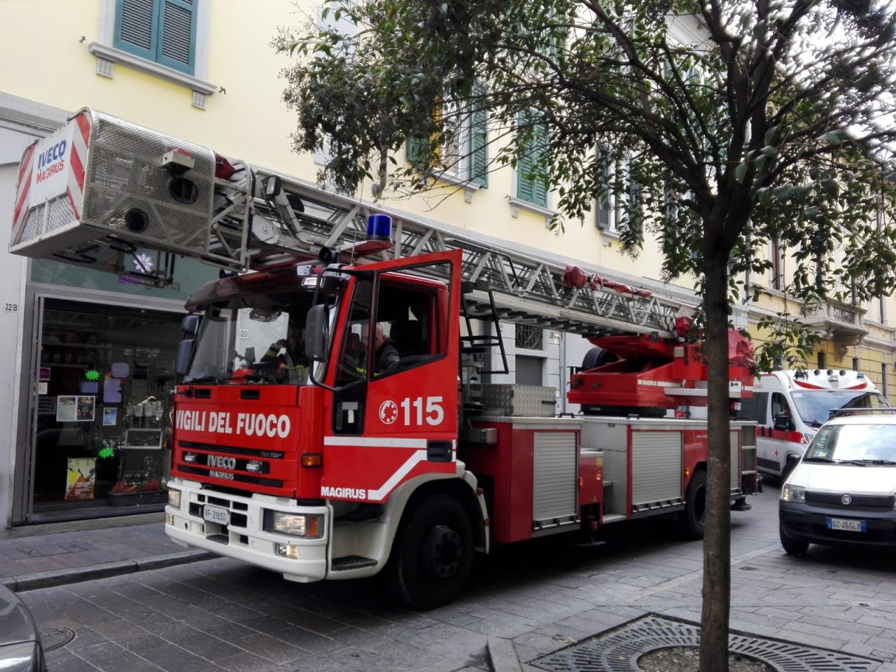 Paura in via Bergamo, anziana sola cade in casa ma la porta è chiusa a chiave