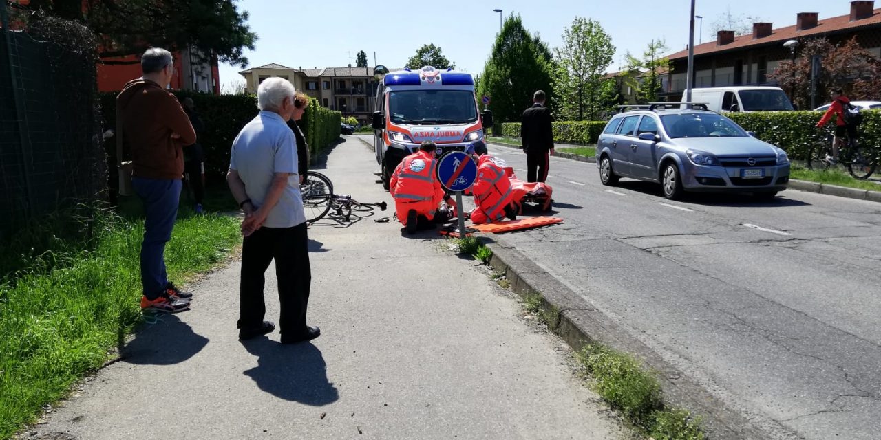Scontro tra bici, un uomo in ospedale