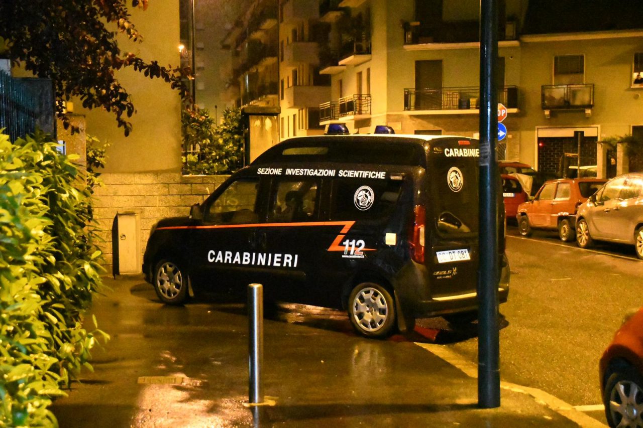 Donna uccisa in casa: Carabinieri cercano ancora il figlio