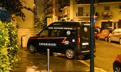 Donna uccisa in casa: Carabinieri cercano ancora il figlio