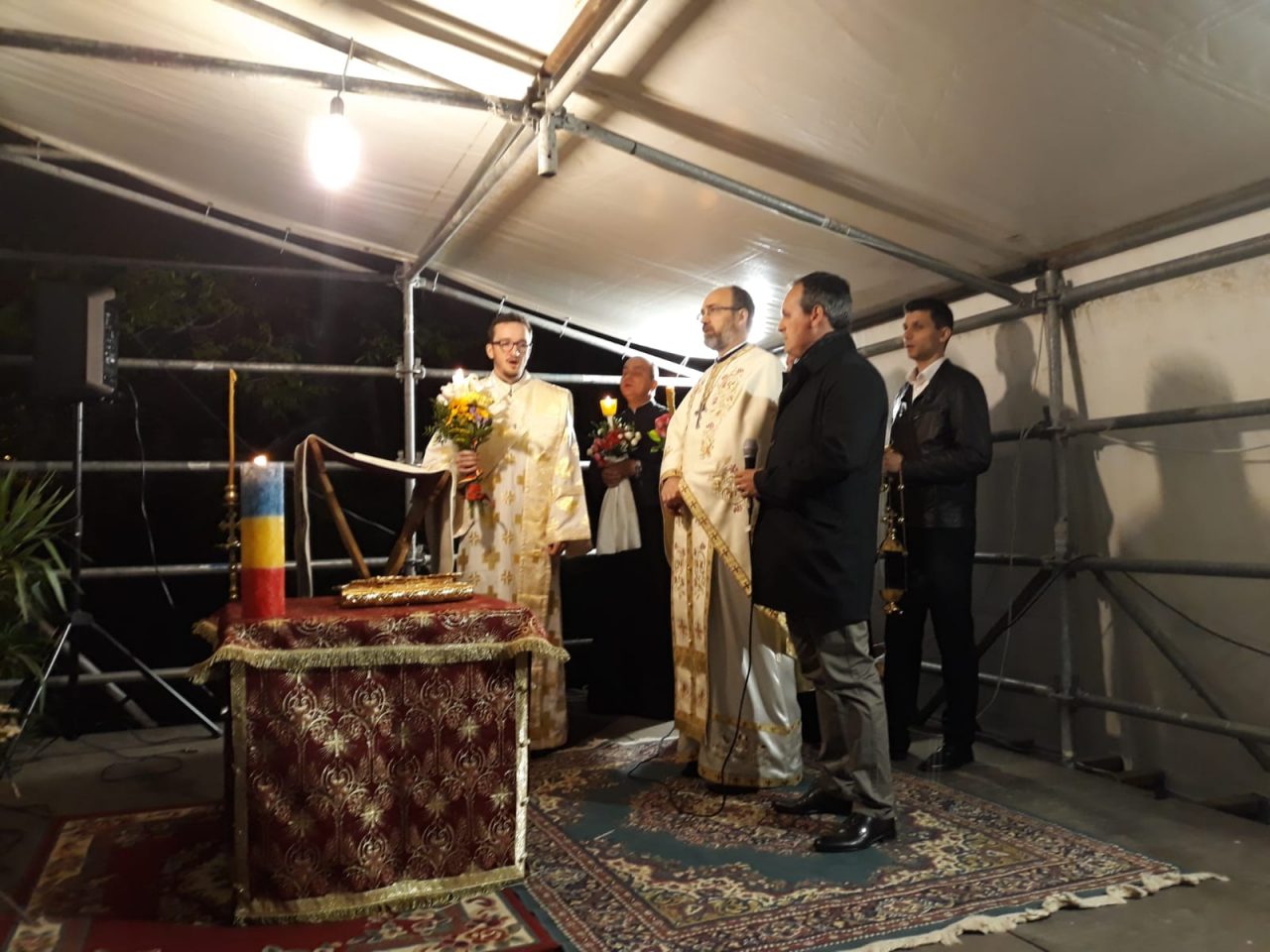 Una folla di fedeli alla vigilia della Pasqua ortodossa FOTO e VIDEO