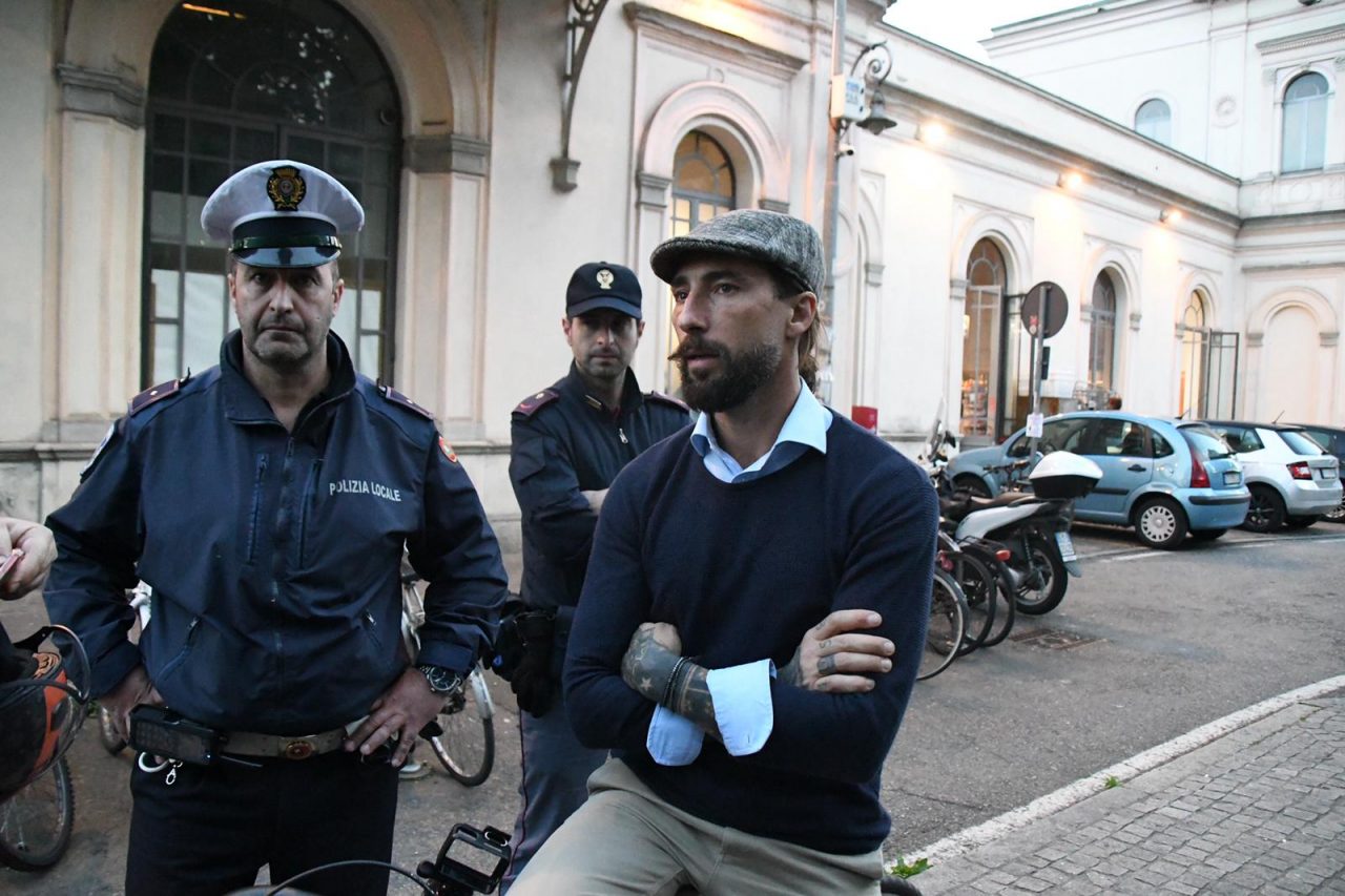 Brumotti a Monza, preso a bottigliate in stazione FOTO E VIDEO