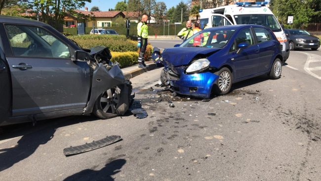 Tremendo frontale tra auto: quattro persone coinvolte, due feriti