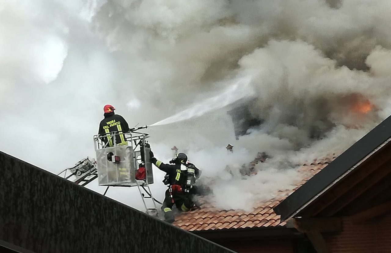 Grosso incendio divora il tetto di una casa a Lesmo FOTO