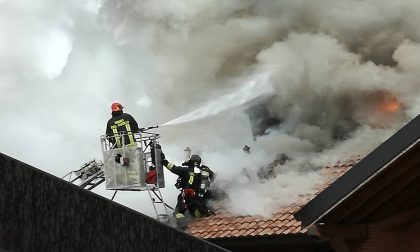 Grosso incendio divora il tetto di una casa a Lesmo FOTO