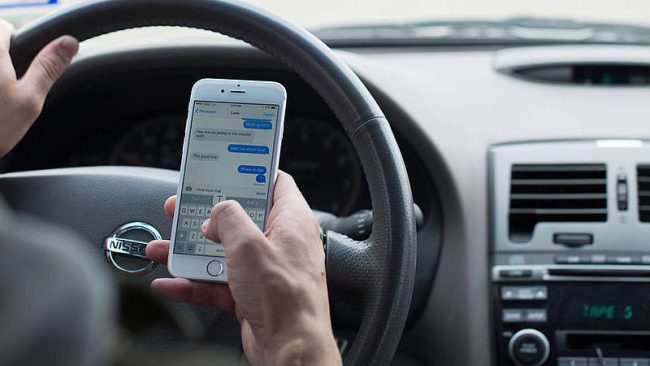 I “falchi” contro chi guida col cellulare