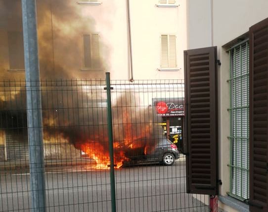 Auto va a fuoco, in due salvi per miracolo