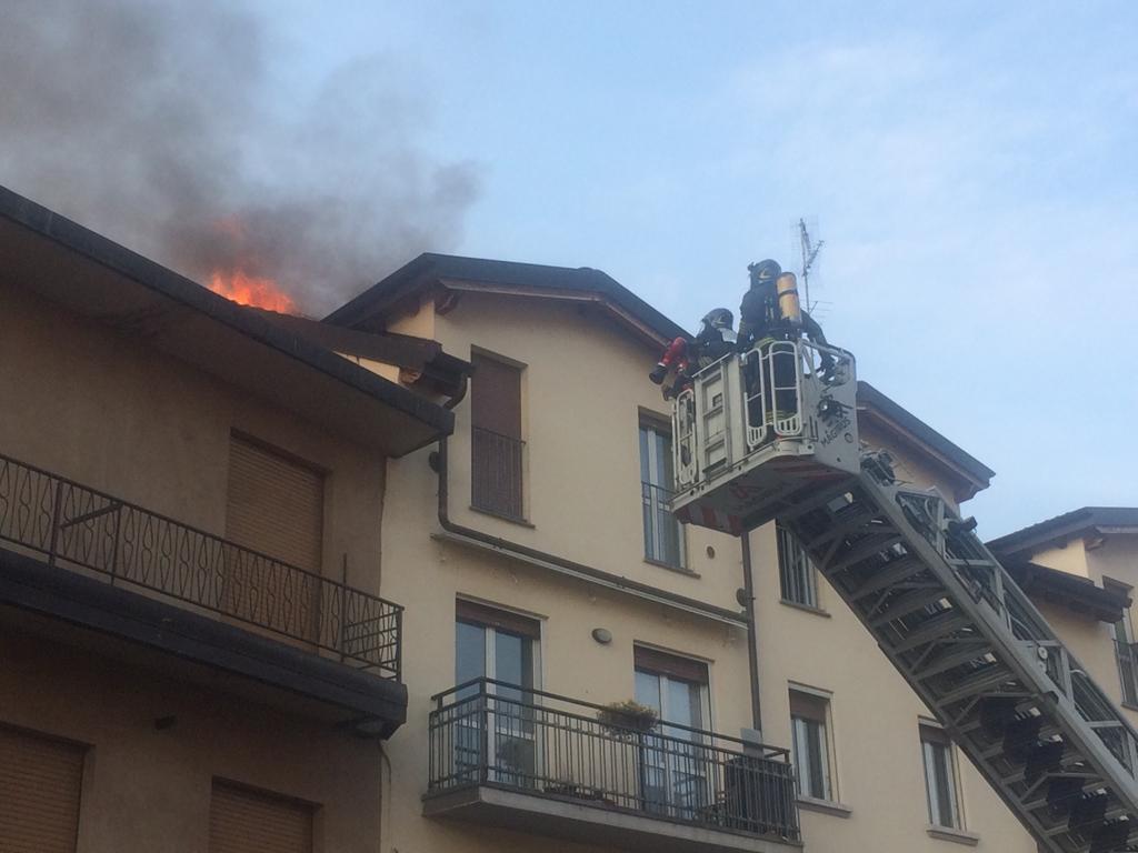 Scoppia incendio sul tetto: palazzina evacuata FOTO