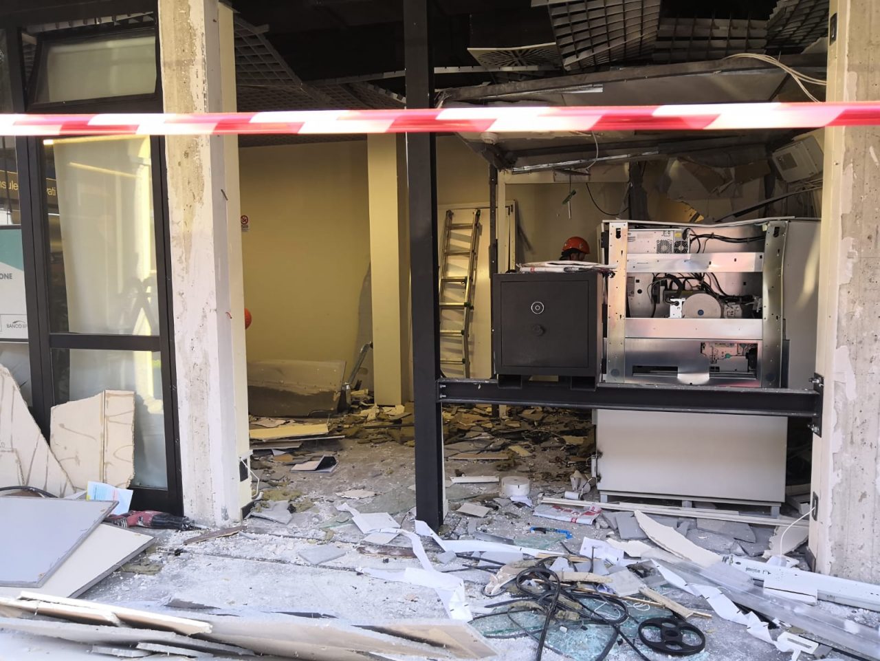 Colpo di Pasqua: salta il bancomat della Popolare di Milano