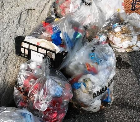 Abbandona rifiuti, multa a ristoratore