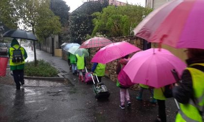 Arcore, ecco perchè quando piove i bimbi del Piedibus entrano prima a scuola