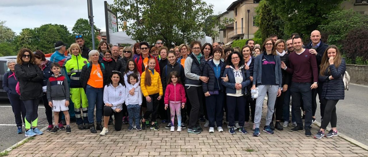 La carica dei 90 alla camminata in rosa che unisce sport e solidarietà