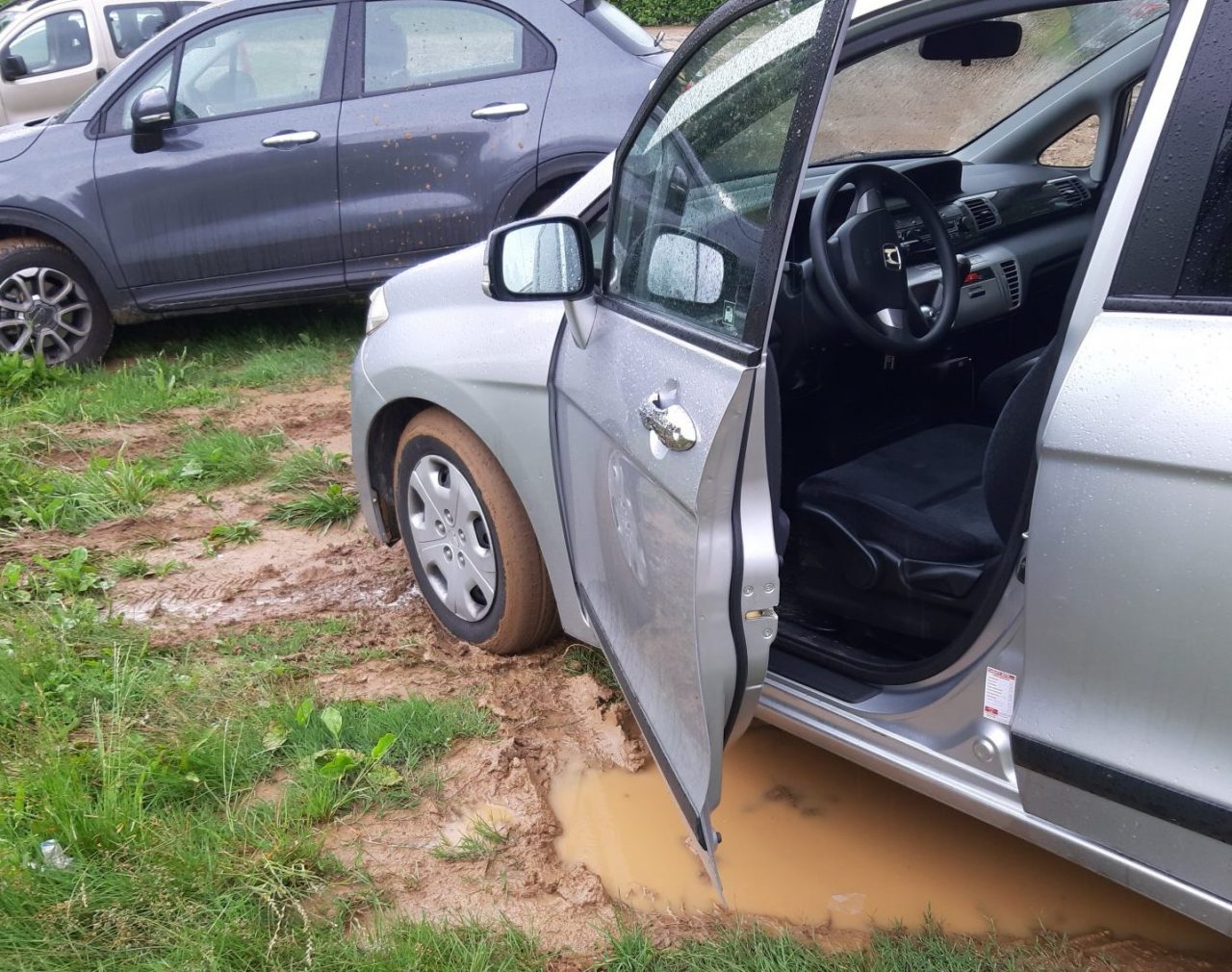 Usmate, mamma impantanata con l’auto al Centro Polivalente FOTO