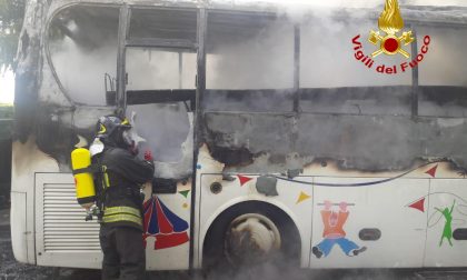 Autobus divorato dalle fiamme: lievemente ferito l'autista FOTO