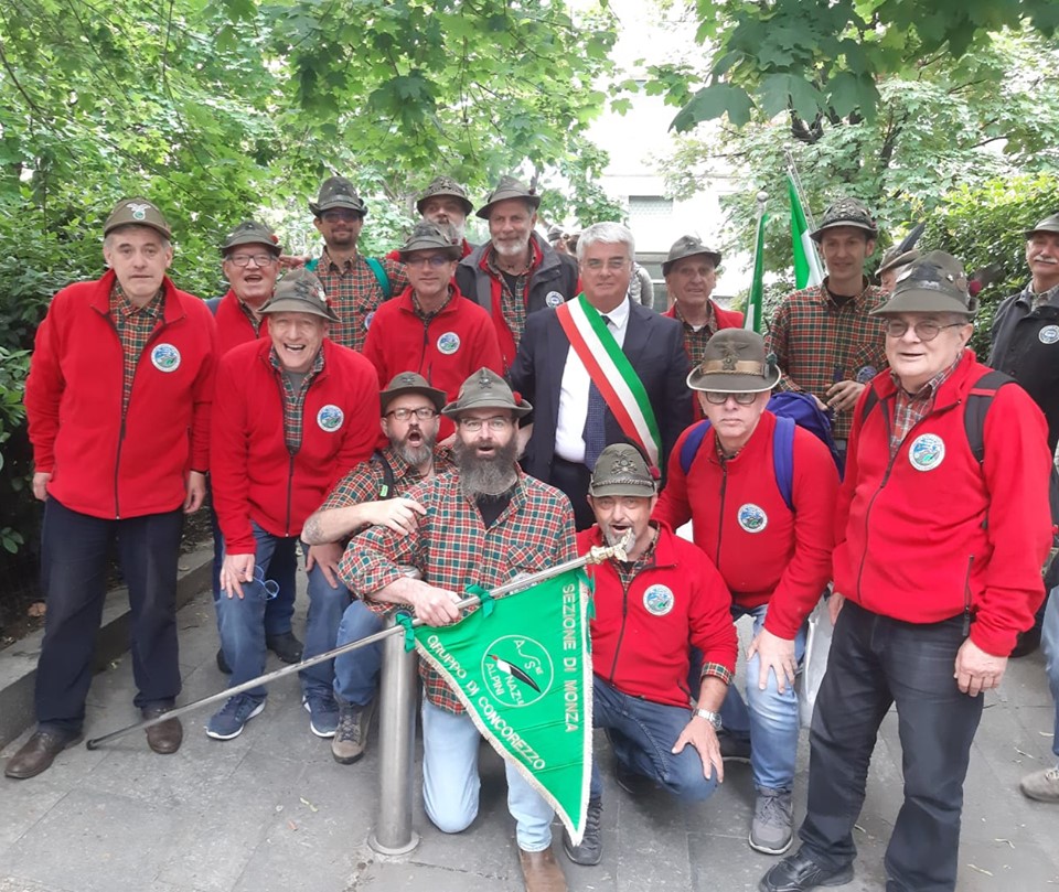 Il sindaco Riccardo Borgonovo ringrazia gli Alpini di Concorezzo
