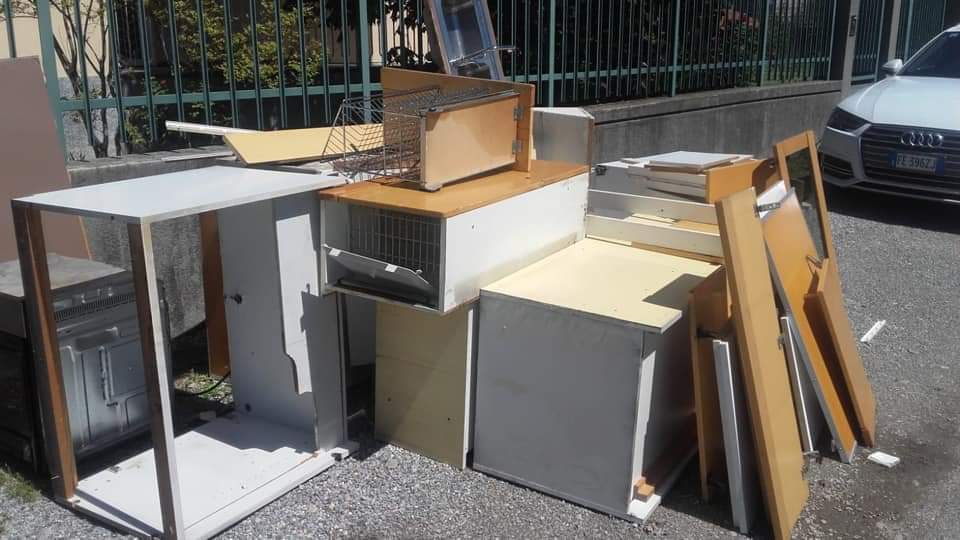 Minacciati i maleducati dei cestini: “Vi taglio le braccia”
