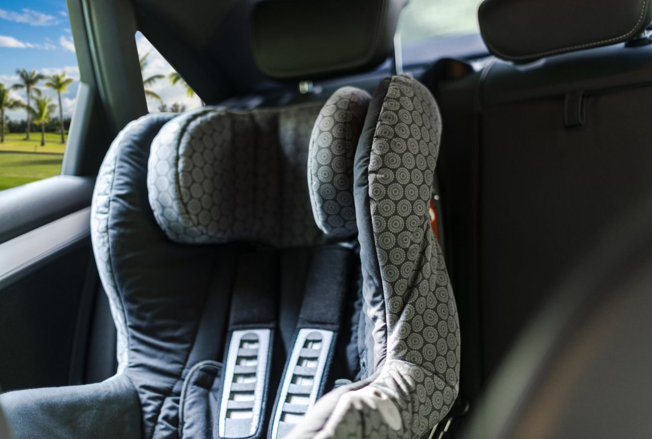 Viaggiare coi bambini, la nuova normativa sui seggiolini per auto