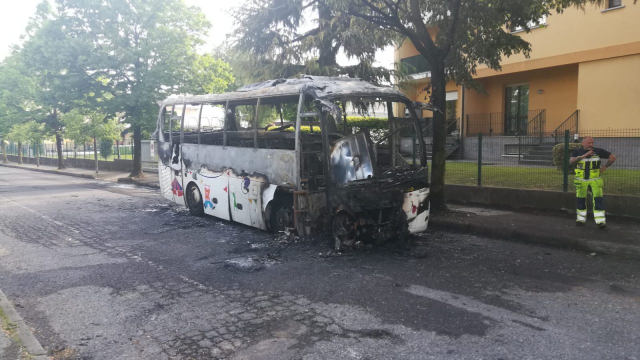 Seveso, il sindaco Allievi sul pullman scolastico bruciato: “Sconcertati”