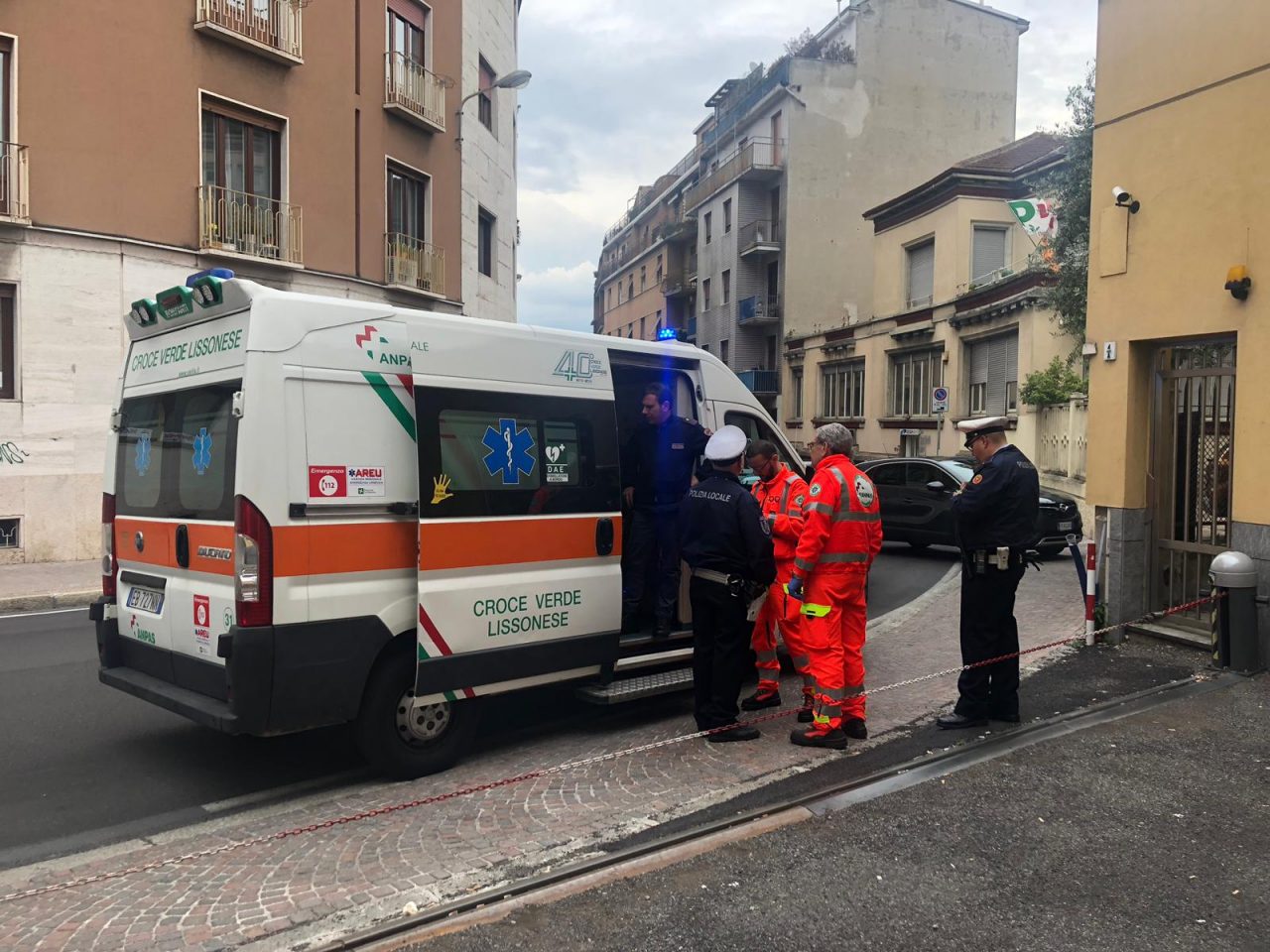 Cerca di tagliarsi i polsi, salvata 22enne