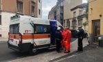 Cerca di tagliarsi i polsi, salvata 22enne