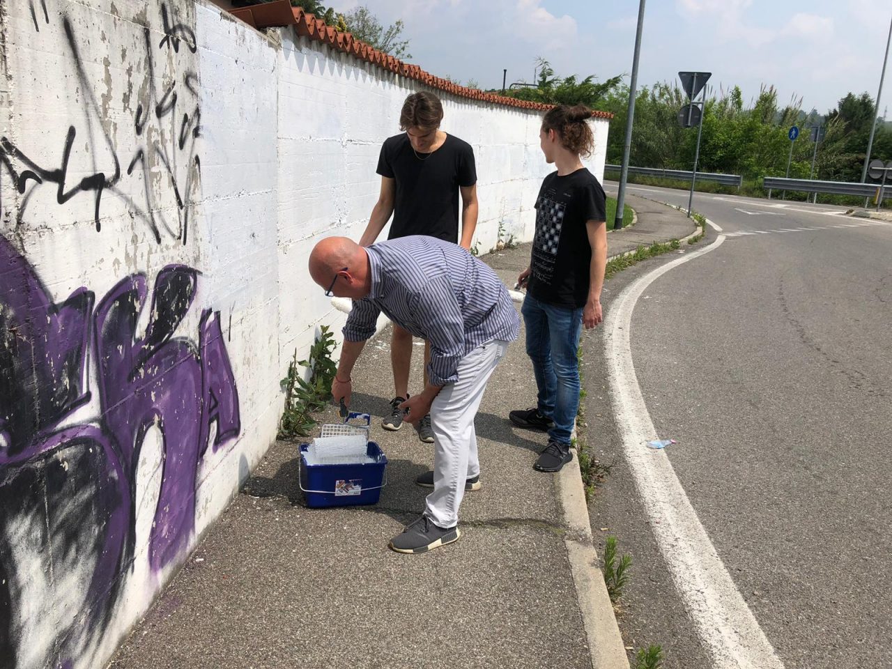 Besana, i ragazzi di Cazzaniga ripuliscono i muri imbrattati VIDEO