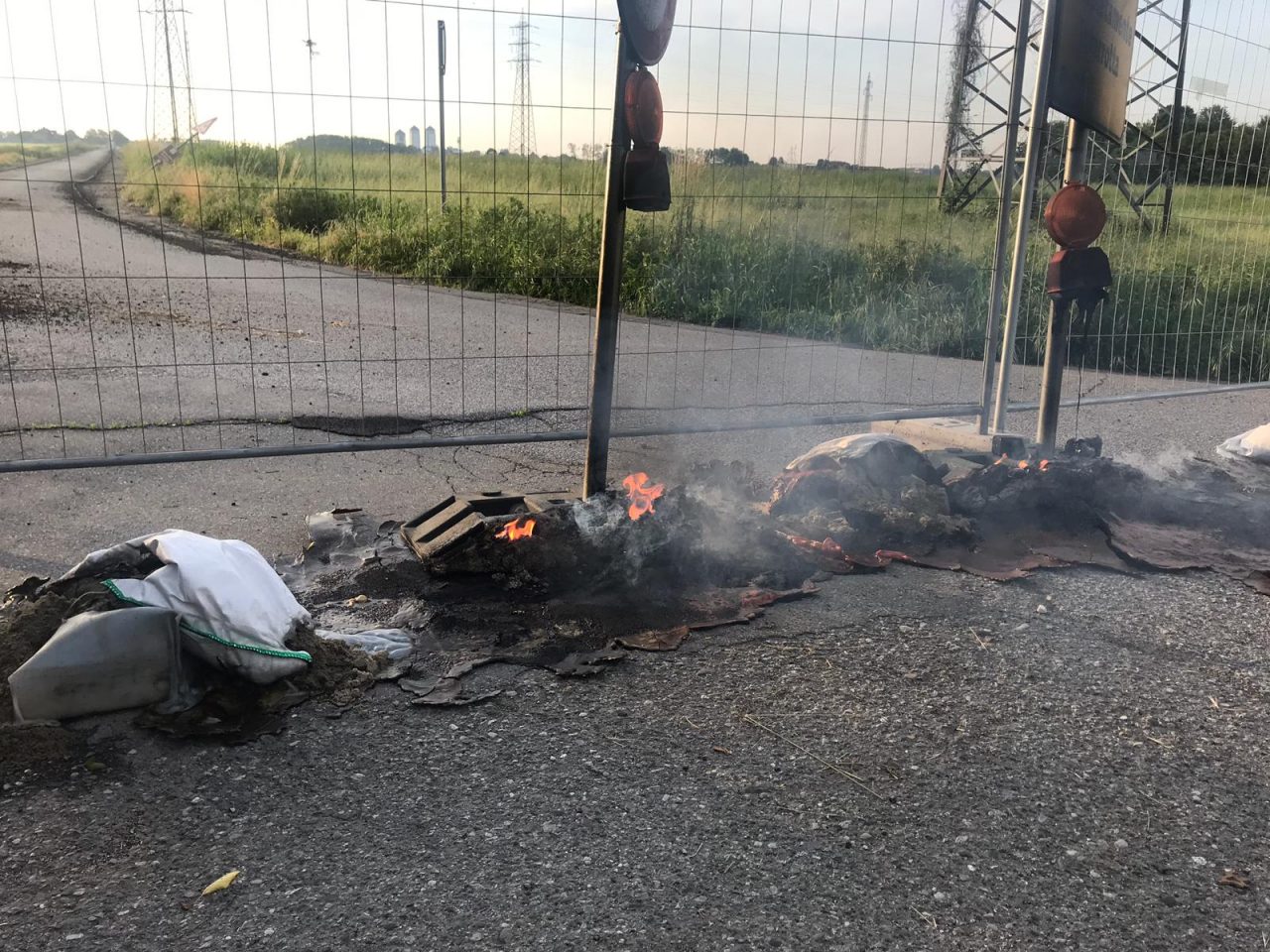 Bruciate le barriere di plastica messe a chiusura della Cavallera FOTO e VIDEO CON LE FIAMME