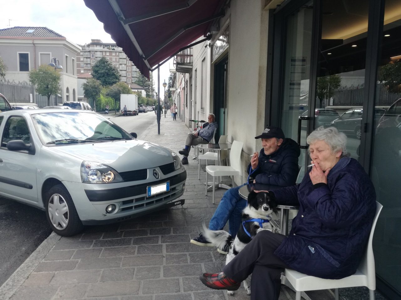 Auto dopo lo scontro finisce fra i tavolini del bar FOTO