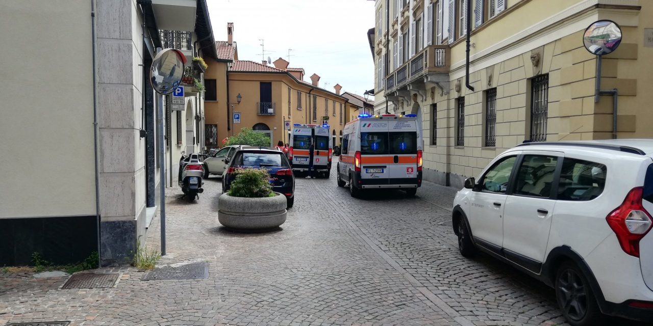 Duplice malore in via Cavour a pochi minuti uno dall’altro