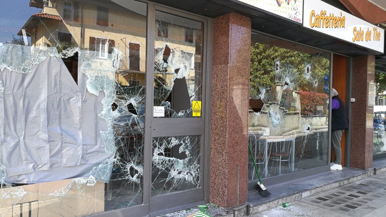 Sfondate le vetrine del bar a martellate alla vigilia dell’inaugurazione