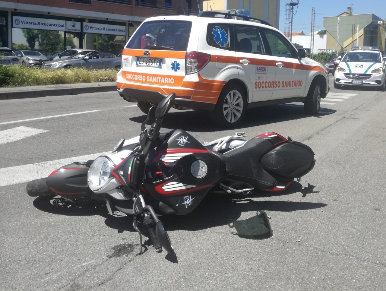 Motociclista sbatte contro un’auto e abbatte un palo FOTO