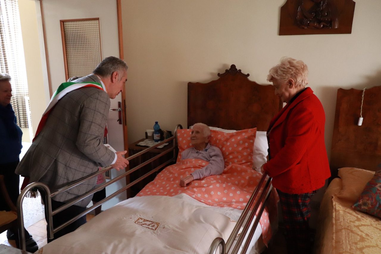 Trezzo ha fatto gli auguri alla sua nonnina che ha spento 104 candeline FOTO