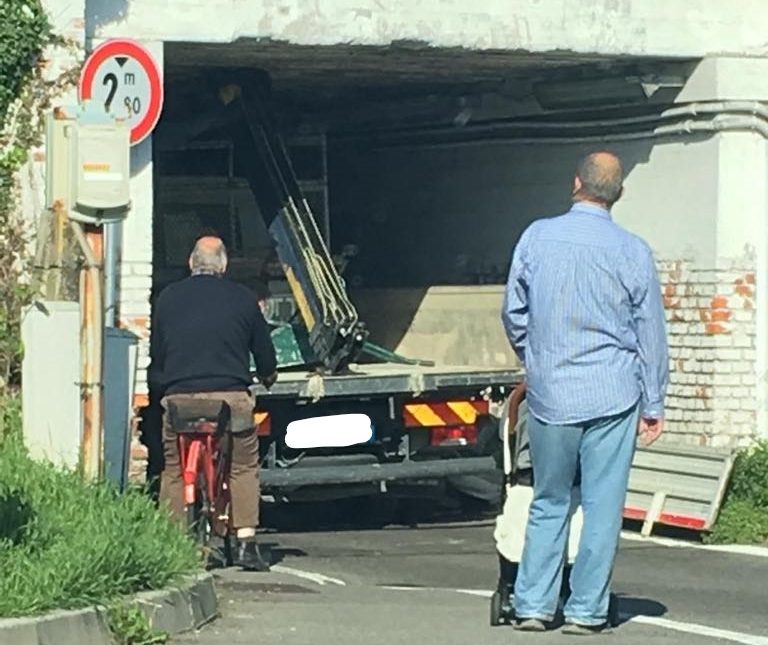 Ennesimo camion incastrato sotto il ponte della ferrovia