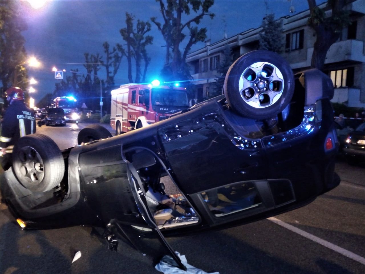 Jeep si ribalta dopo lo scontro a Seregno FOTO