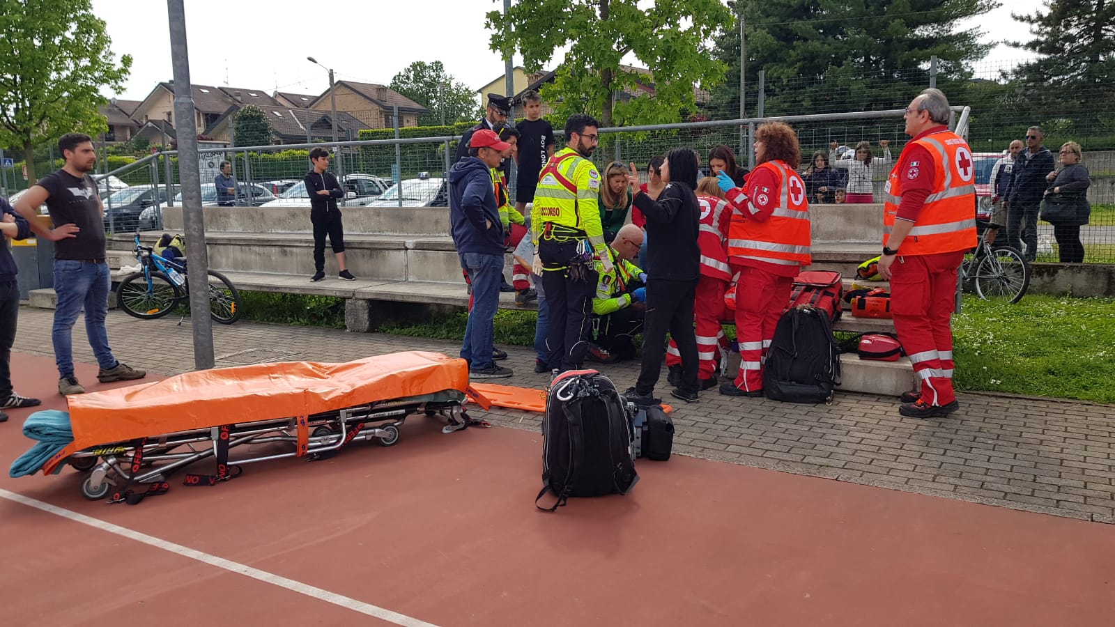 Correzzana bimbo caduto da bici a centro sportivo soccorso con elisoccorso