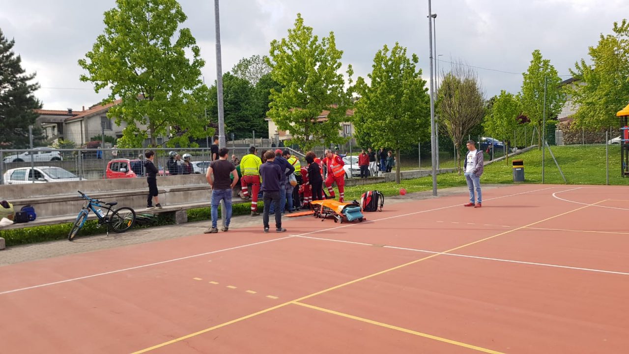 Cade dalla bici mentre gioca al centro sportivo, arriva l’elisoccorso VIDEO E FOTO