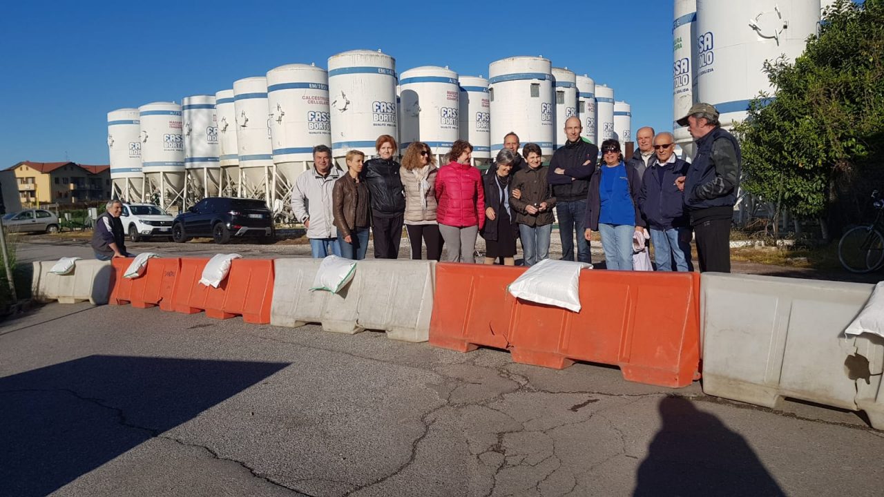 Strada della Santa, il centrosinistra chiede l’immediata riapertura alle auto