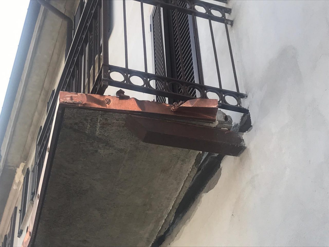 Il camion si porta via il balcone… un’altra volta FOTO
