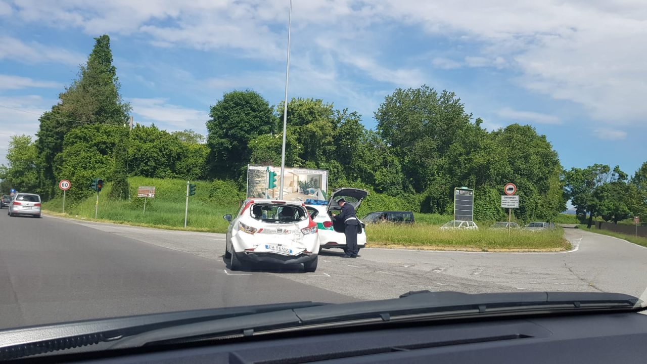 Camion tampona auto al “semaforo del Pagani”