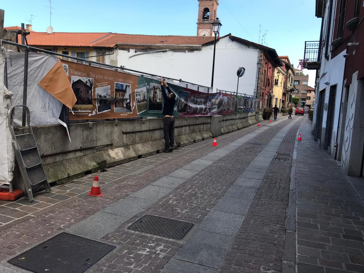Dopo l’atto vandalico sostituito lo striscione con le bellezze di Vimercate